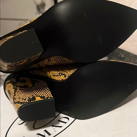 Women's Yellow Snake-Print Pointed Toe Ankle Boots - Picture 4 of 4
